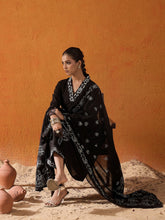 طقم كورتا أسود مطرز بقصة A-Line مع بنطلون وشال