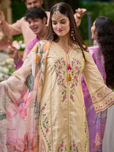 طقم كورتا مستقيمة مطرزة باللون الأبيض الكريمي مع بنطلون وشال