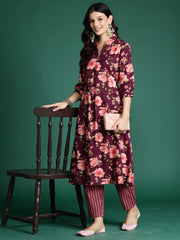 طقم كورتا وبنطلون مطبوع باللون العنابي بتصميم A-Line