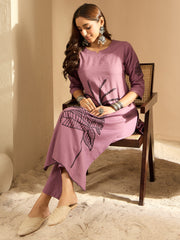 طقم كورتة وبنطال مطرز باللون العنابي