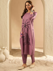 طقم كورتة وبنطال مطرز باللون العنابي