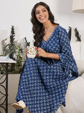 طقم كورتا وبنطلون أزرق مطبوع بتصميم A-Line