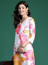 طقم كورتة بيضاء مطبوعة بقصة مستقيمة وبنطال