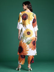 طقم كورتا وبنطلون أبيض مطبوع بقصة مستقيمة