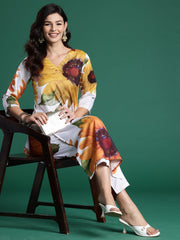 طقم كورتا وبنطلون أبيض مطبوع بقصة مستقيمة