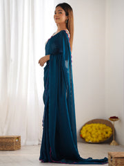 ساري نسائي من الحرير الساتان باللون الأزرق المخضر مطرز بتصميم أنيق مع قطعة بلوزة