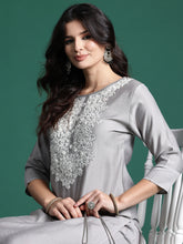 طقم كورتا رمادي مطرز ببنطال مستقيم من إندو إيرا