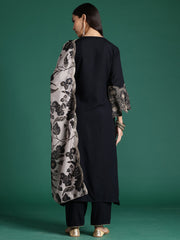 طقم كورتا أسود سادة مستقيم مع بنطلون وشال