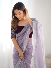 ساري نسائي من التول بلون الخزامى مزين بتطريزات أنيقة مع قطعة بلوزة