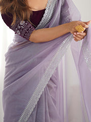 ساري نسائي من التول بلون الخزامى مزين بتطريزات أنيقة مع قطعة بلوزة