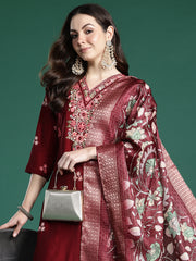 طقم كورتا مستقيم مطرز باللون العنابي مع بنطال وشال