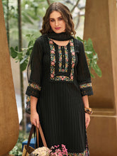 طقم بنطلون كورتا مستقيم مطرز باللون الأسود مع دوباتا