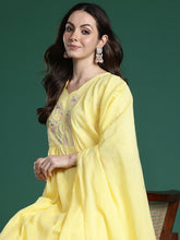 طقم كورتا أصفر مطرز بقصة واسعة من الأسفل مع بنطلون وشال