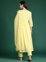 طقم كورتا أصفر مطرز بقصة واسعة من الأسفل مع بنطلون وشال