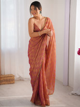 ساري نسائي من الشيفون بلون الصدأ مزين بتطريزات أنيقة مع قطعة بلوزة