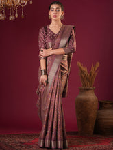 ساري نسائي بتصميم مطبوع باللون الذهبي الوردي مصنوع من مزيج الحرير، مع قطعة بلوزة.