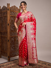 ساري نسائي أحمر من الحرير الساتان بتصميم منسوج مع قطعة بلوزة