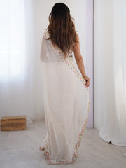 ساري نسائي من قماش الجورجيت بلون أبيض كريمي مزين بتطريزات، مع قطعة بلوزة.