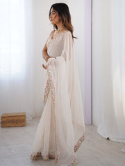 ساري نسائي من قماش الجورجيت بلون أبيض كريمي مزين بتطريزات، مع قطعة بلوزة.