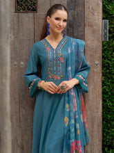 طقم كورتا أزرق مطرز بقصة واسعة من الأسفل مع بنطلون وشال