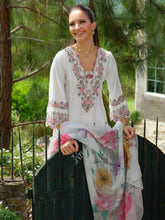 طقم كورتا أبيض مطرز بقصة واسعة من الأسفل مع بنطلون وشال