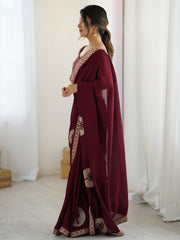 ساري نسائي من حرير فيتشيترا بلون عنابي مزين بتطريزات، مع قطعة بلوزة.