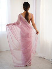 ساري نسائي وردي اللون مزين بتطريزات من التول مع قطعة بلوزة