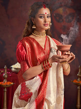 ساري نسائي من الحرير الساتان بلون أبيض كريمي بتصميم منسوج مع قطعة بلوزة