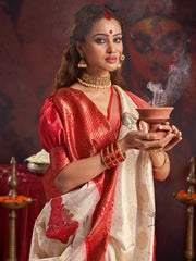 ساري نسائي من الحرير الساتان بلون أبيض كريمي بتصميم منسوج مع قطعة بلوزة