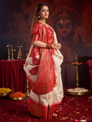 ساري نسائي من الحرير الساتان بلون أبيض كريمي بتصميم منسوج مع قطعة بلوزة