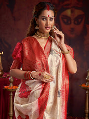 ساري نسائي من الحرير الساتان بلون أبيض كريمي بتصميم منسوج مع قطعة بلوزة