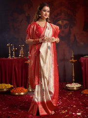 ساري نسائي من الحرير الساتان بلون أبيض كريمي بتصميم منسوج مع قطعة بلوزة