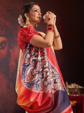 ساري نسائي مطبوع باللون الأبيض الكريمي مصنوع من مزيج الحرير، مستوحى من إطلالات المشاهير، مع قطعة بلوزة.