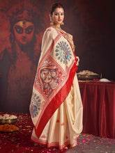 ساري نسائي مطبوع باللون الأبيض الكريمي مصنوع من مزيج الحرير، مستوحى من إطلالات المشاهير، مع قطعة بلوزة.