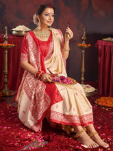 ساري نسائي مطبوع باللون الأبيض الكريمي مصنوع من مزيج الحرير، مستوحى من إطلالات المشاهير، مع قطعة بلوزة.