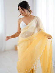 ساري نسائي أصفر من الشيفون مزين بتصميم أنيق مع قطعة بلوزة