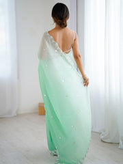 ساري نسائي من الشيفون بلون أخضر بحري مزين بتطريزات، مع قطعة بلوزة.