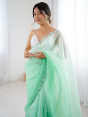 ساري نسائي من الشيفون بلون أخضر بحري مزين بتطريزات، مع قطعة بلوزة.