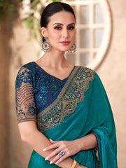 ساري نسائي من قماش الجورجيت بلون أخضر مخضر مزين بتطريزات، مع قطعة بلوزة.