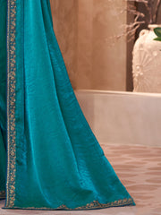 ساري نسائي من قماش الجورجيت بلون أخضر مخضر مزين بتطريزات، مع قطعة بلوزة.