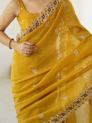 ساري نسائي من قماش التشو بلون الخردل مزين بتطريزات، مع قطعة بلوزة