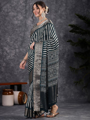 ساري نسائي من الفسكوز باللون الأزرق الداكن مطبوع رقميًا بتصميم أنيق مع قطعة بلوزة