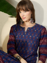 طقم كورتا وبنطلون أزرق مطبوع بنمط مستقيم من العصر الهندي