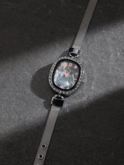 ساعة مربعة مزخرفة - أخضر زمردي