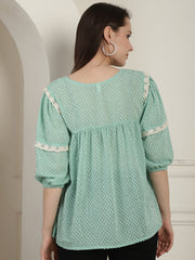 بلوزة نسائية خضراء بتصميم بيبلوم