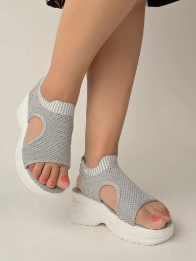 Shoetopia - صندل خفيف الوزن مريح للارتداء اليومي وعصري باللون الرمادي للنساء والفتيات