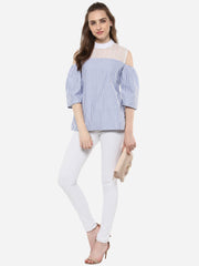 بلوزة نسائية مخططة باللونين الأزرق والأبيض مع تفاصيل من الدانتيل