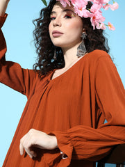 كورتا نسائية بلون الصدأ، بأكمام من الأسقف، بتصميم على شكل حرف A، مع جزء سفلي بلون متناغم