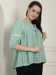 بلوزة نسائية خضراء بتصميم بيبلوم