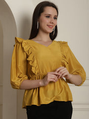 بلوزة نسائية سوداء سادة مزينة بكشكشة